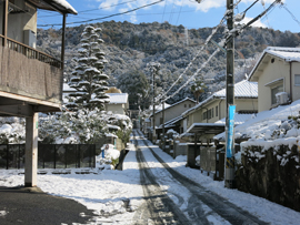 雪の清水谷神社参道