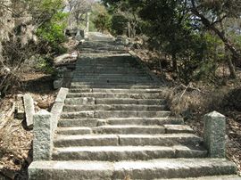 岩谷寺跡への石段