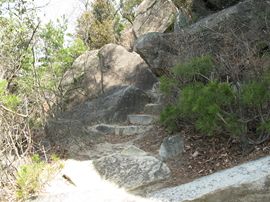 天狗岩への登り道