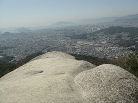 天狗岩と天狗の足跡